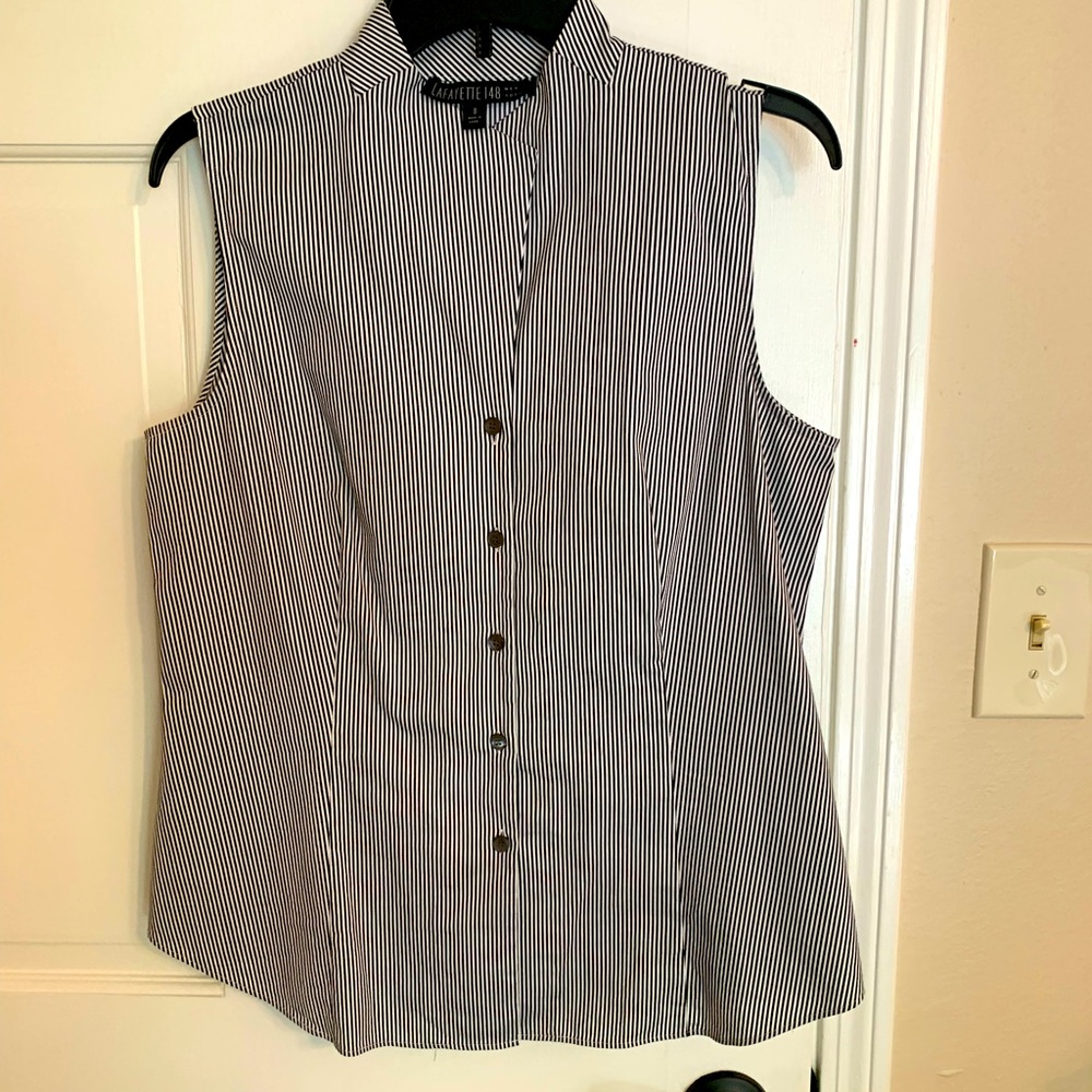 Black/white sleeveless top